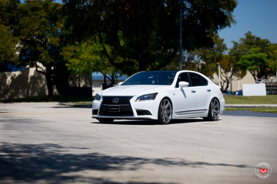  Lexus LS460 on Vossen Wheels (CG-207) 2017 года  (фото 10 из 35)